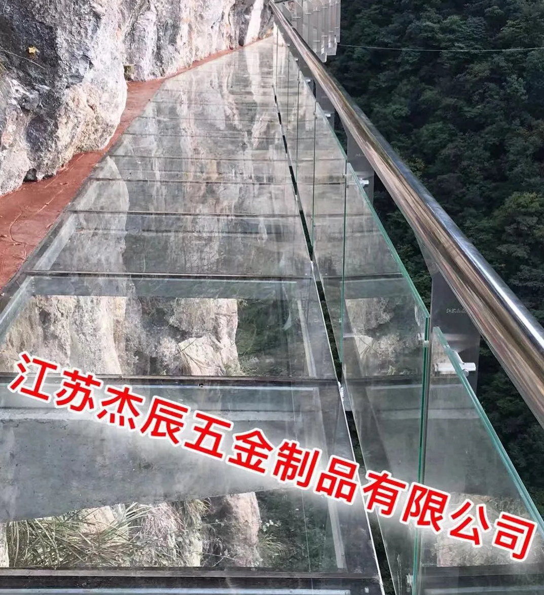 耀世娱乐五金又一玻璃栈道工程