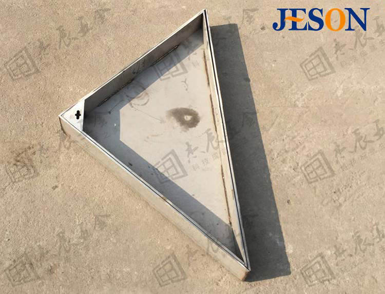 不锈钢三角形井盖可选国标材质304、316,抗腐蚀性强,不上锈。 不锈钢三角形井盖01