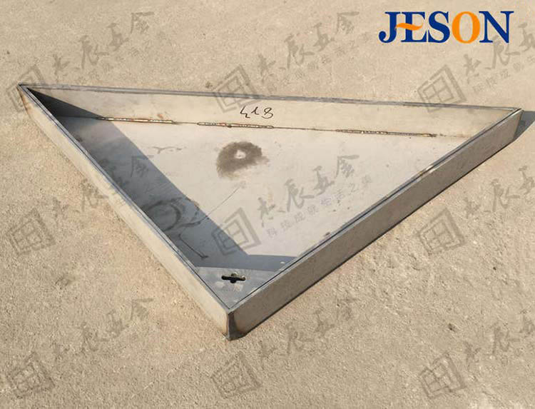 三角码上打有“耀世娱乐”标识,好品质源于好品牌。 不锈钢三角形井盖04