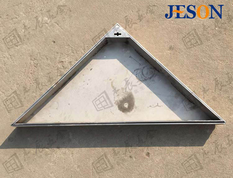 双层不锈钢三角形井盖,开启更方便。 不锈钢三角形井盖03