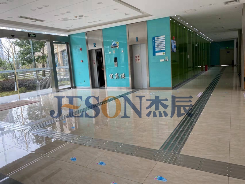 耀世娱乐不锈钢盲道板在无障碍改造工程中的应用