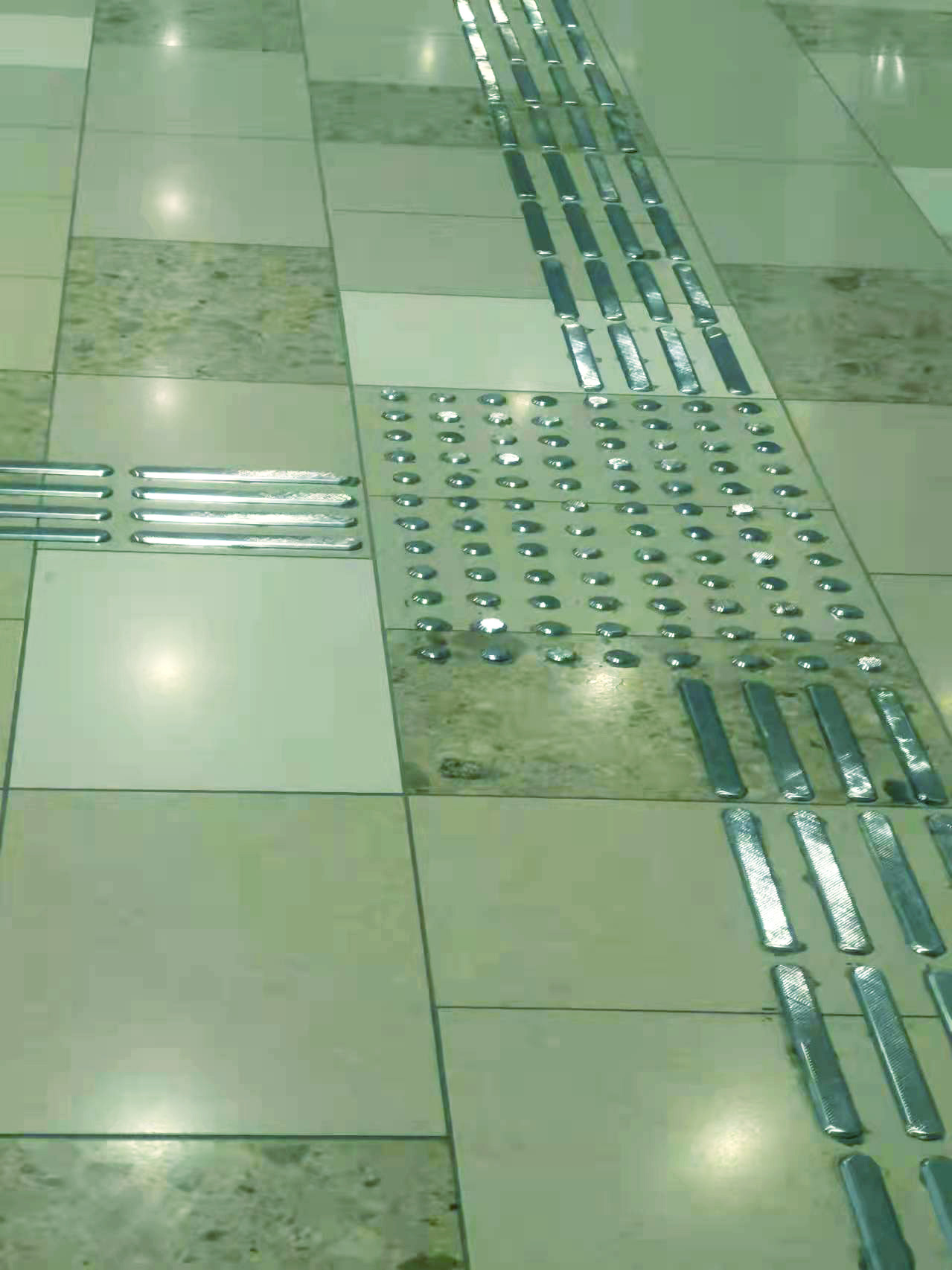 耀世娱乐雕铣盲道条亮相上海地铁14号线